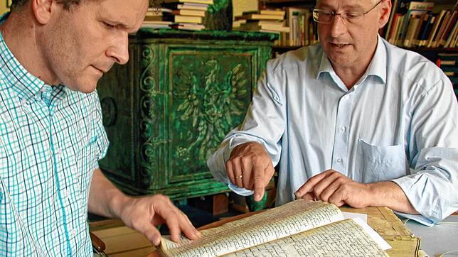 Quellenstudium: Stadtarchivar Walter Liehner (rechts) mit Fridolin Zugmantel, dem ersten Platzmeister der heutigen Schwerttanzkompanie. ...