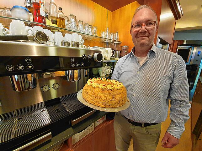 Uwe Hilsenbeck balanciert diese prächtige Torte zur Verkaufstheke. Der neue Tag kann zuckersüß werden. Ob die Kalkulation für den ...
