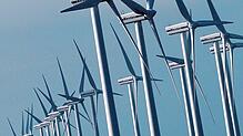 Windräder drehen sich bei Klanxbüll an der Nordseeküste vor Sylt. Auch hunderte Offshore-Anlagen werden irgendwann einmal Schrott.