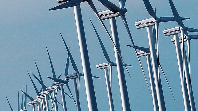 Windräder drehen sich bei Klanxbüll an der Nordseeküste vor Sylt. Auch hunderte Offshore-Anlagen werden irgendwann einmal Schrott.