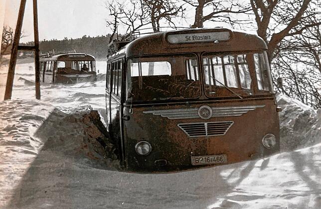 Diese beiden Postbusse blieben am 21. Januar 1963 auf ihrer Fahrt von Waldshut nach St. Blasien auf der B 500 zwischen Bannholz und ...
