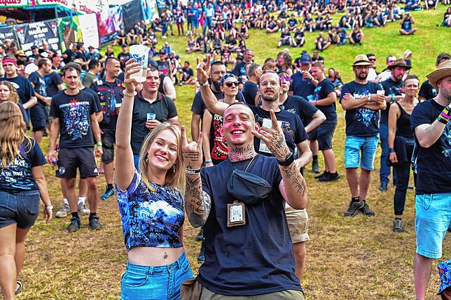 Bild 2: Tausende Metalheads feiern im Schwarzwald