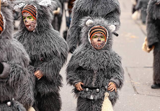 Bild 1: Kinderumzug beim Jubiläumstreffen der Hexen in Donaueschingen vor großem Volk