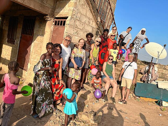 Die Familie der kleinen Miriama kann ihr Glück kaum fassen. Die Reisegruppe organisiert in kürzester Zeit für die Familie ein neues Dach ...