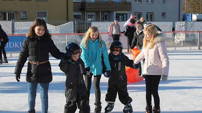 Freude auf dem Eis: Winterfans kommen in Blumberg auf ihre Kosten.