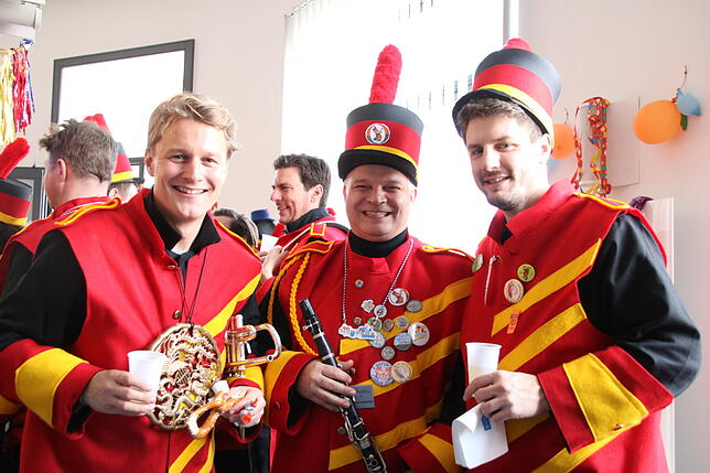 Bild 2: Narren besuchen am Rosenmontag die SÜDKURIER-Redaktion (Teil 2)