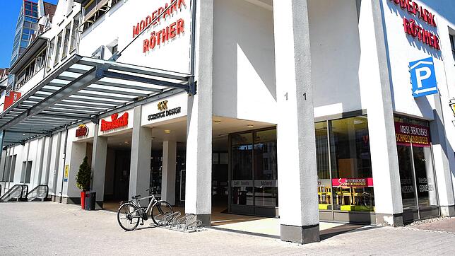 Ein einsames Fahrrad steht vor dem Modepark Röther &ndash; hier ruht der Betrieb, wie in so vielen Geschäften in VS. Damit hat auch die ...