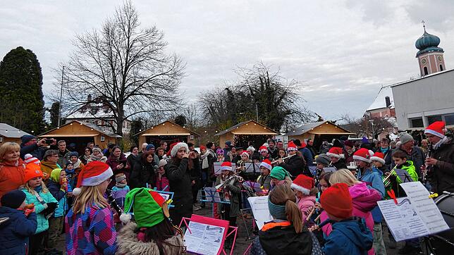 Für die musikalische Unterhaltung der vielen Besucher sorgt die Jugendmusik Albbruck-Dogern. Bilder: Doris Dehmel