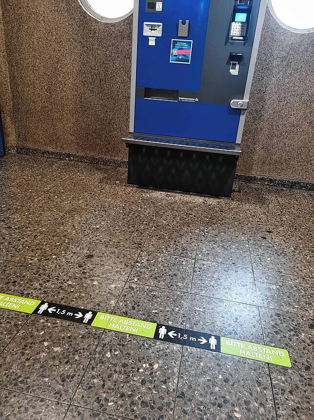 Abstand halten am Bezahlautomaten im Lörracher Parkhaus Wallbrunn: Die Markierungen am Boden gibt es noch immer.
