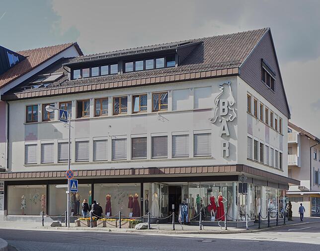 Schopfheimer Straße 2: In den 50er Jahren sorgte die Modernisierung des Textilhändlers Benno Wunsch für eine modernere Ansicht des ...