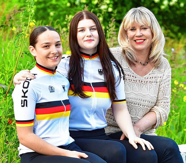 Erfolgstrio: Trainerin Susanne Daudey mit den neuen Deutschen Meisterinnen des RV Lottstetten, Sofia Baier (links) und Letizia Daudey.