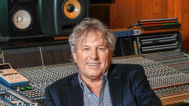Sänger Bernhard Brink sitzt im Jahr 2021 in den Hansa Studios im Tonstudio. Hier spielte er in den 70er-Jahren vor und unterschrieb dann ...
