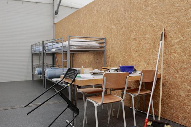 (Archivfoto von Dezember 2024) So leben die Menschen in der Leichtbauhalle: Eine Sperrholzwand reiht sich an die andere, ...
