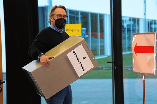 Die Wahlschlacht ist geschlagen. Christian Olberg, Wahlhelfer in Owingen, trägt nach Schließung des Wahllokals die Wahlurne weg. Zur ...