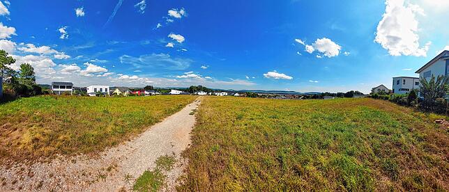 Unser 160-Grad-Panoramabild zeigt die Fläche, wo auf dem Schützenberg unterhalb der bereits bestehenden Einfamilienhäuser weitere ...