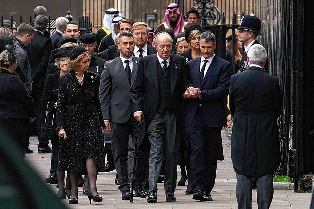 Der ehemalige spanische König Juan Carlos, seine Frau Sofia (vorne l), dahinter Beatrix, Prinzessin der Niederlande, Willem-Alexander, ...