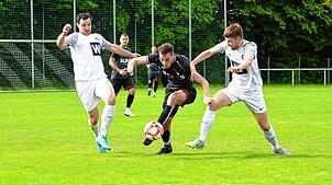 Die SG Dauchingen/Weilersbach (Mike Köhler, links, und Jonas Mang, rechts) setzten sich 2:0 gegen den TuS Bonndorf (Lars Baumgärtner) durch.