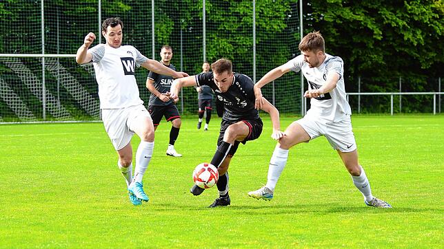 Die SG Dauchingen/Weilersbach (Mike Köhler, links, und Jonas Mang, rechts) setzten sich 2:0 gegen den TuS Bonndorf (Lars Baumgärtner) durch.