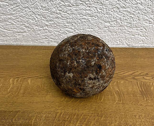 Diese mutmaßliche historische Kanonenkugel wurde in einem Garten in Bad Säckingen gefunden.
