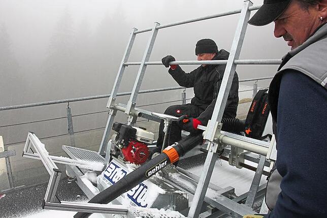 Christof Schwer (links) und Thomas Schwer fräsen die Anlaufspur an der Langenwaldsprungschanze. Bild: Claudius Eberl