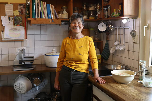 An diesem Tag gibt es Gemüse-Pfannkuchen, der Teig ist schon fertig. Für die Fernsehsendung hat Rosa Bucheli ein Drei-Gänge-Menü mit ...