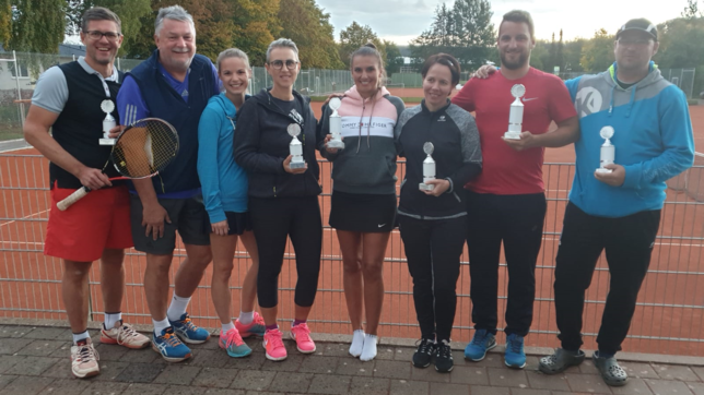 Sie traten um Spiel, Satz und Sieg beim Blumberger Tennisclub an (von links): Patrick Kreuz, Norbert Szymanski, Carolin Szymanski, ...