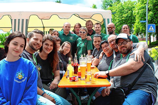 Viel los war beim Vatertagsfest der Riedhexen Hochemmingen (hinten in Grün). Zu Gast waren auch mehrere befreundete Narrenvereine aus ...