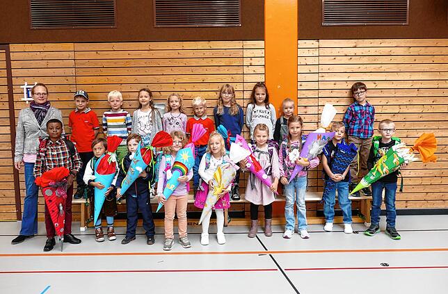 Schulzentrum Stetten am kalten Markt: Die stolzen ABC-Schützen der Kombiklasse 1/2A mit ihren künftigen Mitschülerinnen und Mitschülern ...
