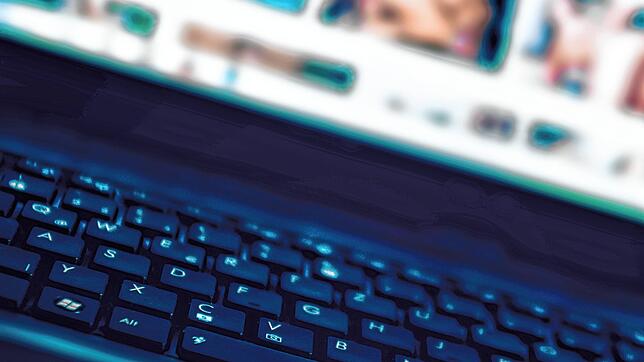 Die Verbreitung, der Erwerb und Besitz von kinderpornografischen Inhalten ist strafbar. Ein Konstanzer musste aufgrund dieser Anklage ...