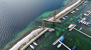 Jetzt geht die Wassersport-Saison los: Bootsliegeplätze sind dabei gefragt, wie hier am Osthafen in Überlingen.