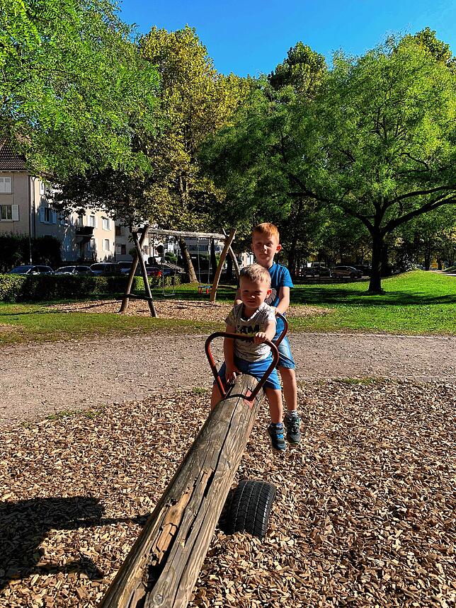 Fynn (6) und Leon (3) testen den Spielplatz auf Herz und Nieren. Die alten Geräte machen einen nicht besonders vertrauenerweckenden ...