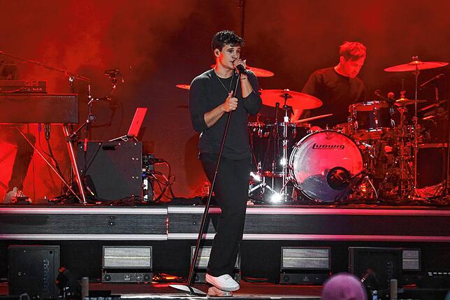Bild 16: Wincent Weiss singt vor 4500 Besuchern im Regen