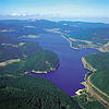 Der Schluchsee, größter See des Schwarzwalds. Am Ostufer entlang bis hin zur Staumauer zieht sich die Schwarzwaldhochstraße, die B500. ...