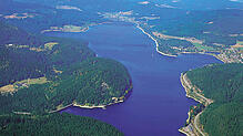 Der Schluchsee, größter See des Schwarzwalds. Am Ostufer entlang bis hin zur Staumauer zieht sich die Schwarzwaldhochstraße, die B500. ...