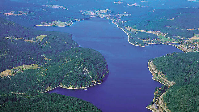 Der Schluchsee, größter See des Schwarzwalds. Am Ostufer entlang bis hin zur Staumauer zieht sich die Schwarzwaldhochstraße, die B500. ...