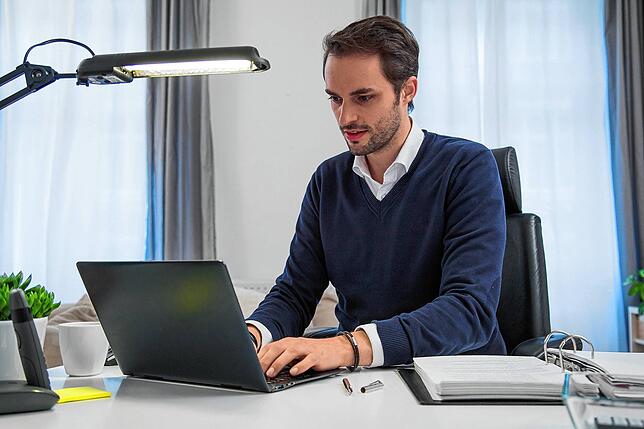 Auf den Abstand kommt es an: Bildschirm und Tastatur sollten getrennt von einander auszurichten sein. Das ist bei einem Laptop nicht ...