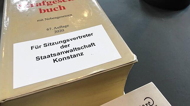 Ein Strafgesetzbuch liegt im Villinger Amtsgericht für die Staatsanwaltschaft bereit.