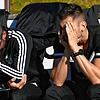 Ratlos: Trainer Michael Wasmer (links) sowie Co- und Fitnesstrainer Yannick Matthes (rechts) vom SV 08 Laufenburg waren von der Sonne ...