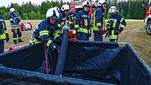 Drei Feuerwehren, aus Tennenbronn, Schramberg und Lauterbach, proben auf dem Metalackergelände den Ernstfall. Ganz wichtig ist die ...