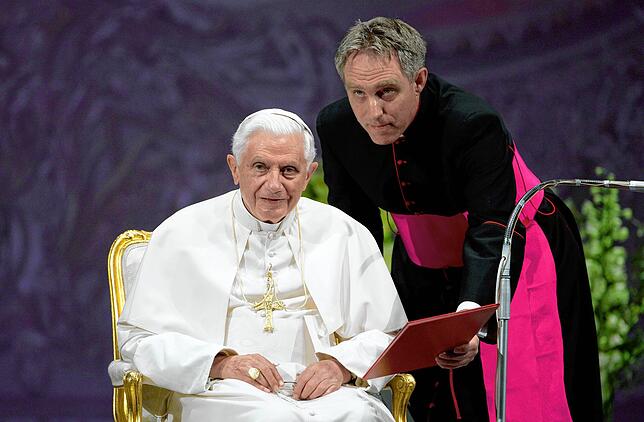 Georg Gänswein (r) assistiert am im Juni 2011 bei einer Rede des damaligen Papstes im Nationaltheater in Zagreb in Kroatien.