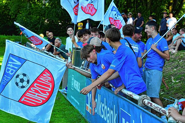 Lautstarker Anhang: Der VfB Waldshut feierte seinen Aufstieg nach dem 2:1-Erfolg beim FC Emmendingen.
