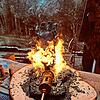 Mit einer Flamme wird ein geteerter Handschuh bearbeitet. Bild: Scherzinger