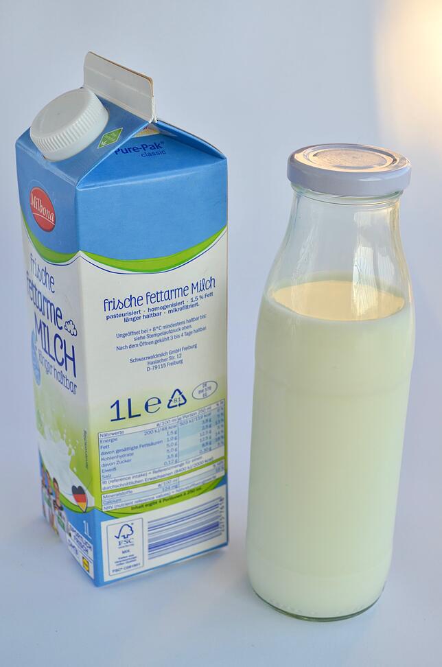Plastik vs. Glas: Viele Getränke, wie Milch, gibt es nicht nur im Getränkekarton sondern auch in der Glasflasche.