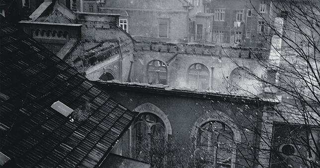 Die Synagoge am Morgen nach der Brandstiftung vom 9. November 1938. Das Foto dürfte von einem Nachbarhaus gemacht worden sein.