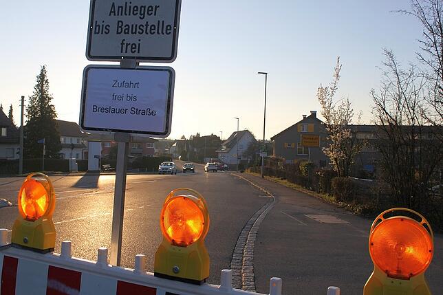 Diese Absperrung mit Umleitung und Hinweisen "Anlieger bis Baustelle frei" sowie "Zufahrt frei bis Breslauer Straße" steht im ...