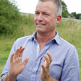 Jörg Dürr-Pucher vom Singener Bürgerunternehmen Solarcomplex beim Spatenstich für den Engener Solarpark an der Autobahn A81.