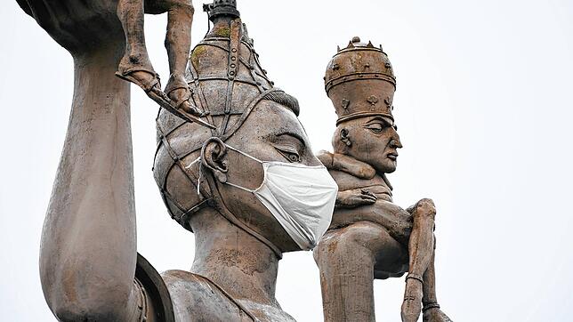 Die Imperia, ein Wahrzeichen von Konstanz, hat einen Mundschutz umgebunden. Die Imperia ist eine Statue an der Hafeneinfahrt von ...