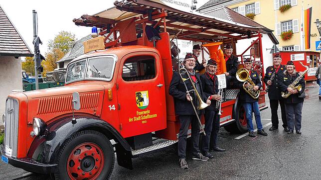 Angeführt wird die Oldie-Parade über die Hauptstraße wie stets von der Schluuchmuusig Schaffhuuse. Sie rückt mit einem Opel Blitz, ...