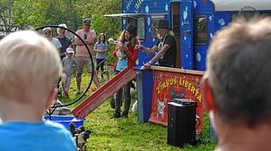Der angeblich kleinste Zirkus der Welt, der Zirkus Liberta, begeistert die kleinen und großen Zuschauer bei der traditionellen Kirbe im ...