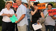 Patrick Sziagyi (rechts), Mitglied der Interessengruppe, die sich für den Erhalt des Grundschulstandortes Göggingen einsetzt, übergab ...